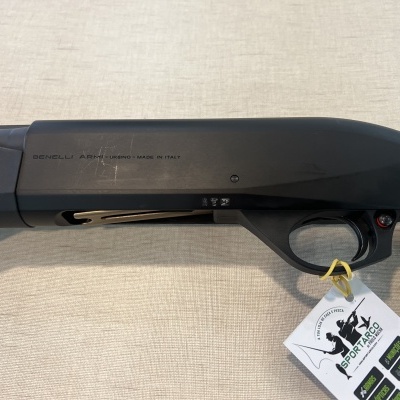 Carabina preta com cabo texturizado, marcações BENELLI ARMI URBINO - MADE IN ITALY e etiqueta pendurada
