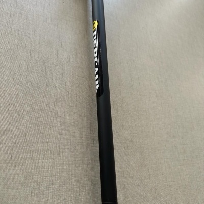 Barra metálica preta com etiqueta RIDGID sobre superfície bege