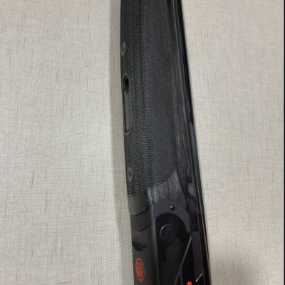 Espingarda preta com empunhadura texturizada e textos vermelhos BERETTA 686 889