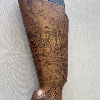 Coronha de madeira com padrão entalhado em fundo branco texturizado