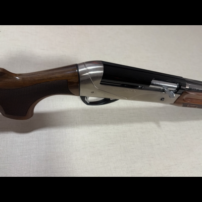 Espingarda de cano longo com coronha de madeira e corpo metálico