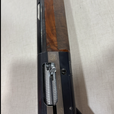 Espingarda de cano duplo com cabo de madeira castanha e acabamento metálico preto fosco