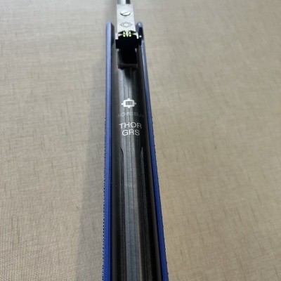 Porta-lâminas de barbear azul com lâmina preta e texto THOR GRIS