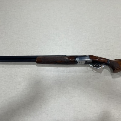 Espingarda de cano duplo com madeira castanha e metal prateado