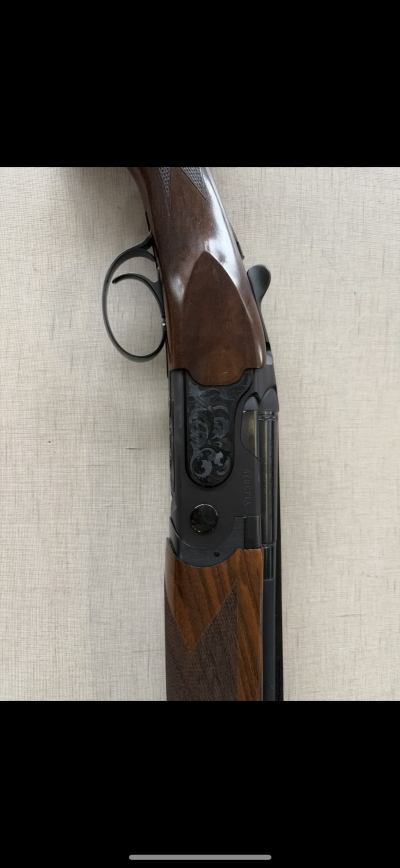 Espingarda de caça em madeira e metal com gravações e marca BERETTA