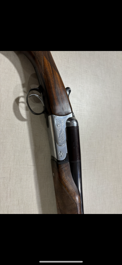 Espingarda com madeira castanha e metal prateado gravado