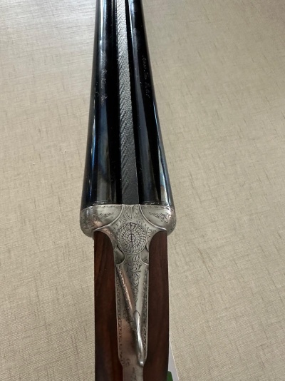 Espingarda canos duplos com madeira e metal decorado em fundo bege