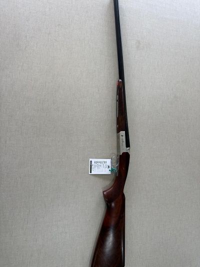 Espingarda de cano duplo com madeira e metal sobre fundo cinza claro