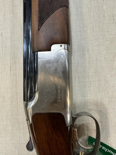 Espingarda de canos duplos com gravações e coronha em madeira castanha