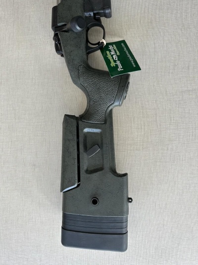 Estoque ou suporte de arma longa cinza escuro com etiqueta verde