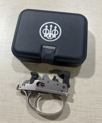 Dispositivo metálico de gatilho duplo com estojo preto texturizado e logo branco