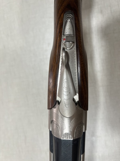 Coronha de espingarda em madeira e metal prateado com detalhes gravados