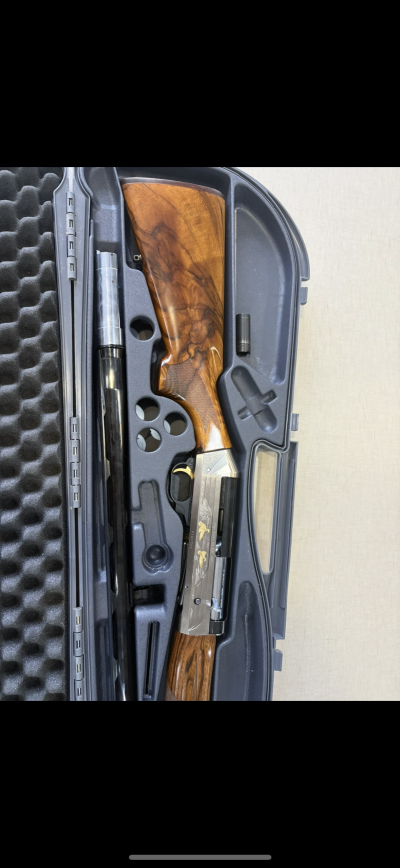 Espingarda de caça desmontada numa caixa rígida preta com interior acolchoado