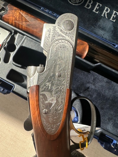 Espingarda de caça Beretta com gravações detalhadas e estojo preto acolchoado