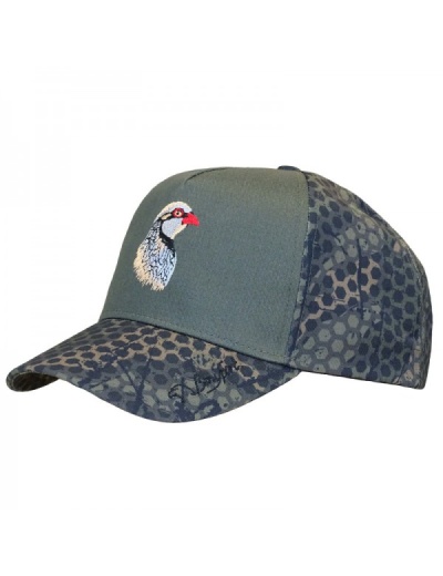 Boné verde com padrão animal e bordado de ave colorida