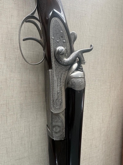 Espingarda com canos duplos e detalhes gravados