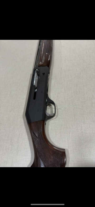 Espingarda semi-automática com coronha em madeira e corpo preto