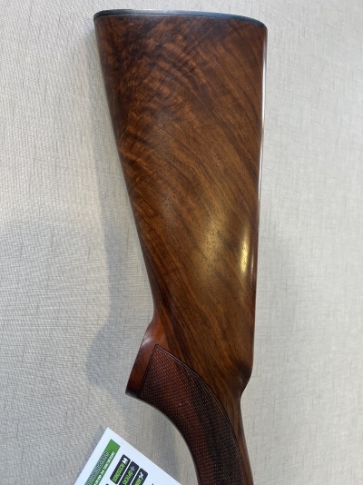 Coronha de madeira castanha com relevo antiderrapante sobre tecido branco