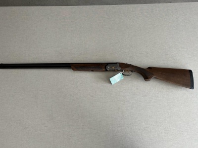 Espingarda de cano duplo em madeira e metal sobre fundo cinza