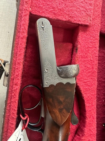 Parte superior de espingarda de madeira e metal gravado em estojo vermelho