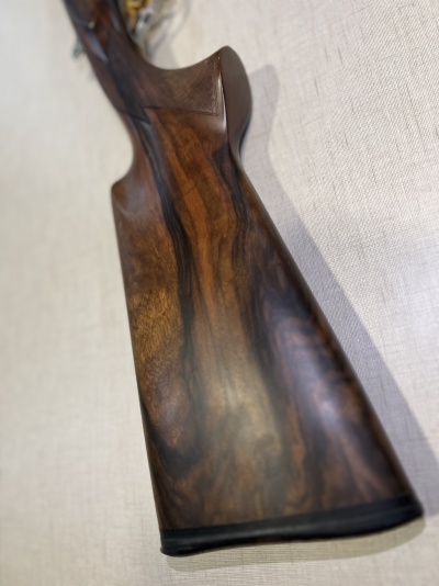 Coronha de madeira escura com apoio de borracha preta