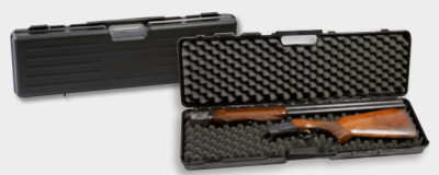 Estojo rígido preto com interior acolchoado e carabina de madeira e metal no interior.