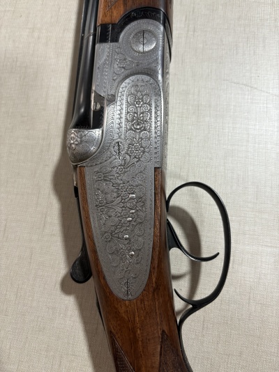 Espingarda com cabo de madeira castanha e metal gravado com flores