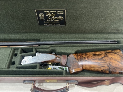 Espingarda Beretta em mala forrada verde com etiqueta da marca