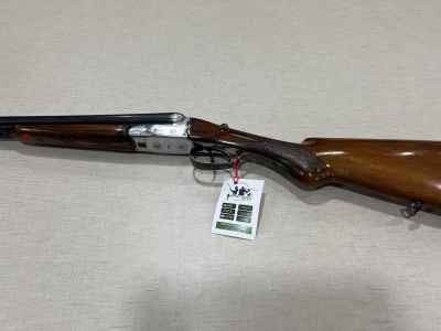 Espingarda de caça com madeira castanha e caixa metálica prateada com gravações