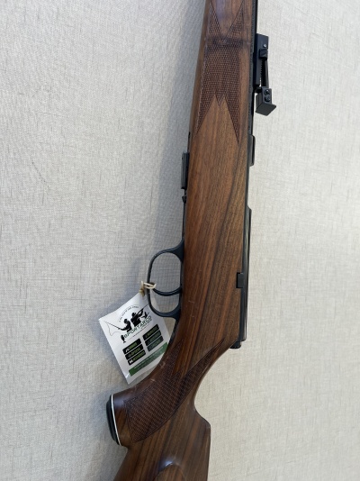 Carabina em madeira com gatilho e etiqueta pendurada