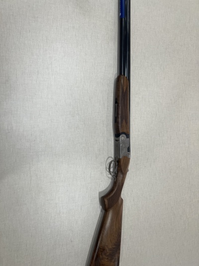 Espingarda de canos duplos com coronha em madeira castanha e canos pretos