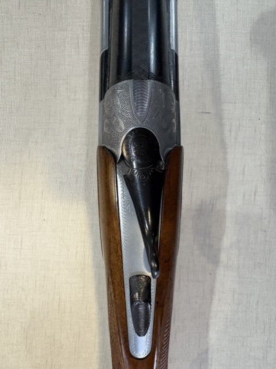 Espingarda com canos duplos em madeira e metal com detalhes gravados