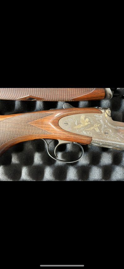 Espingarda de caçadeira com detalhes em madeira e metal gravado em estojo acolchoado