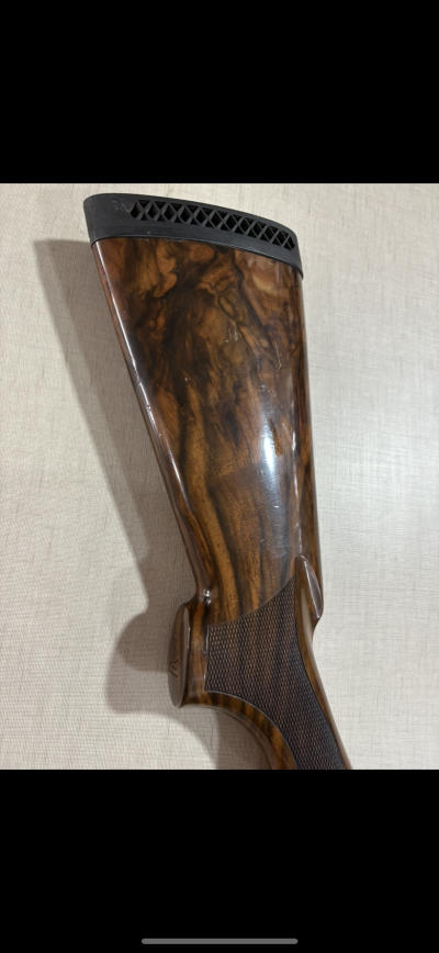 Ponteira de coronha de arma de madeira polida com texturização e biqueira preta