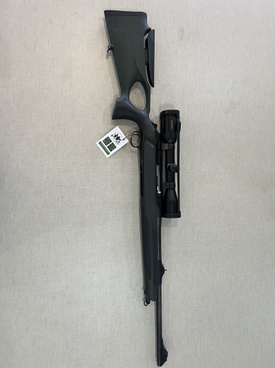 Espingarda de calibre 5,56 com coronha preta e luneta