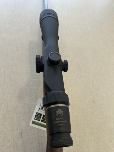 Telescópio de mira preto para arma com ajuste lateral e etiqueta pendurada