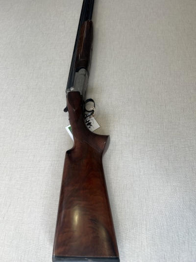 Espingarda de cano duplo com madeira castanha e detalhes metálicos escuros
