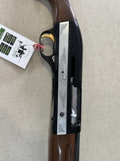 Espingarda de caça com gravações em metal e madeira castanha