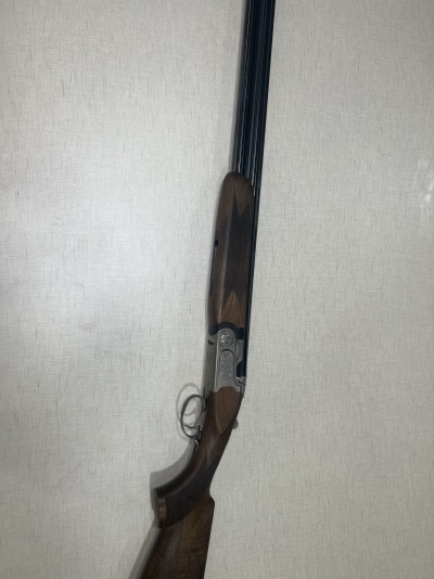 Espingarda de canos paralelos com madeira castanha e canos pretos