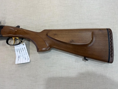 Espingarda com coronha de madeira castanha e gatilho dourado