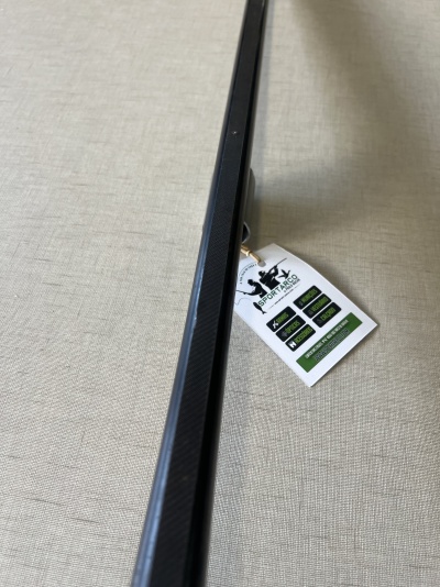 Faixa preta fina com etiqueta 'SPORTSROPE' em fundo bege