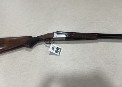 Espingarda de canos paralelos com madeira castanha e metal prateado