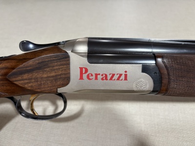 Espingarda Perazzi com coronha de madeira e corpo metálico