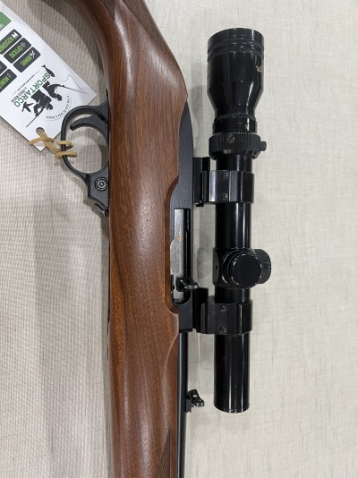 Carabina com cabo de madeira e luneta preta montada