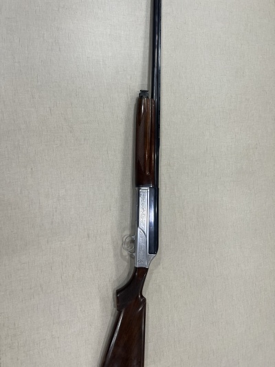 Espingarda de cano duplo com coronha em madeira e detalhes em metal gravado
