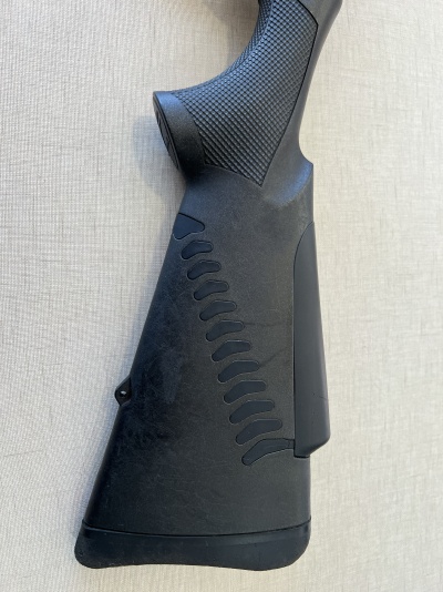 Parte traseira de arma de fogo preta com texturas e relevos