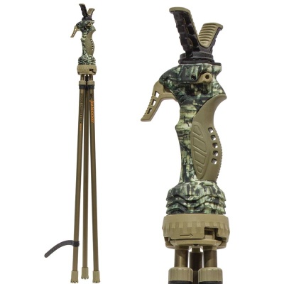 Trípode camuflado verde e bege para caça ou tiro com pernas ajustáveis castanhas.