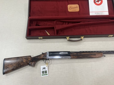 Espingarda com madeira natural e caixa vermelha acolchoada