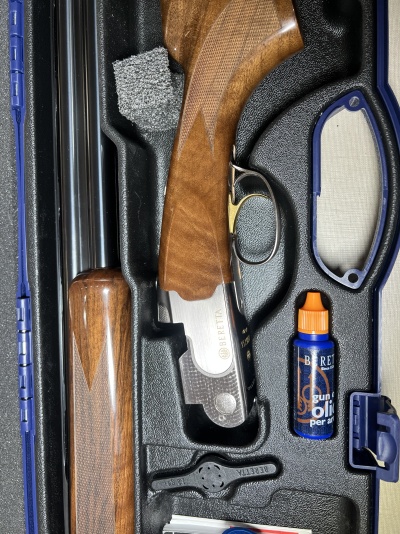 Espingarda Beretta em caixa de transporte com óleo e ferramentas