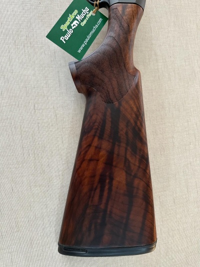 Cabo de espingarda em madeira com etiqueta verde e padrão em relevo